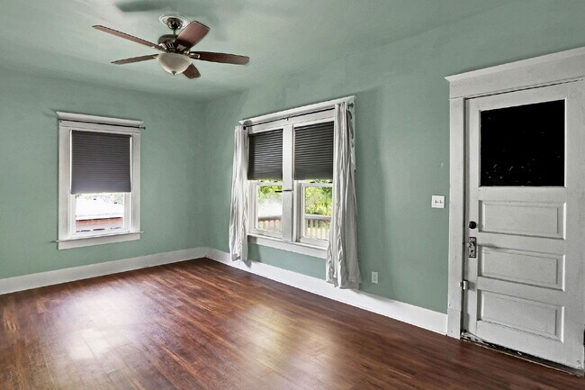 Building Photo - 4 bedroom 3 bath Springfield home