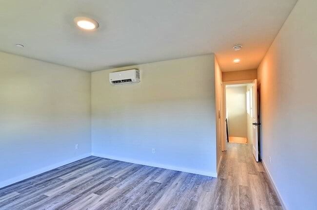 Building Photo - Brand New Luxury Townhomes - Avail Nov 1st!