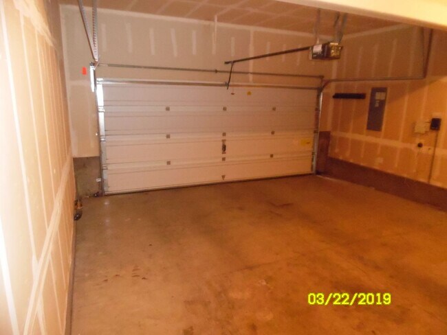 Building Photo - 413 Roger Smith Dr