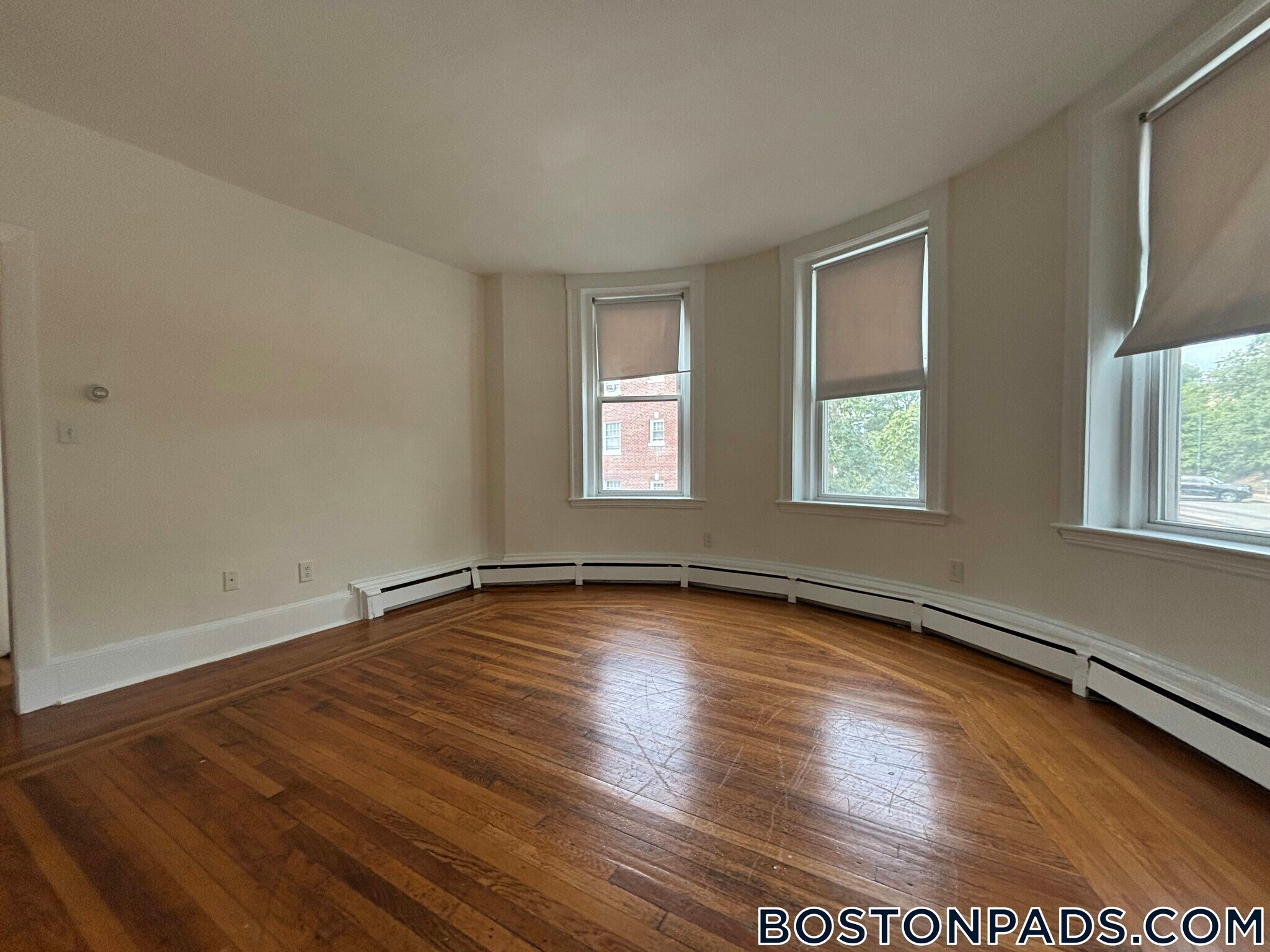 Building Photo - 1539 Beacon St