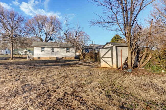 Building Photo - Newly Updated 2 Bedroom House!