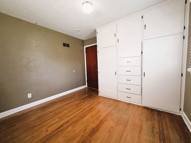 Building Photo - 217 Kewanna Dr
