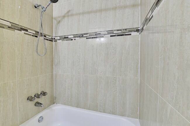 Building Photo - $1,775 - 2 Bed, 2.5 Bath End Unit in Auror...