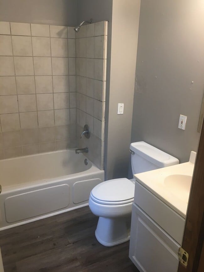 Building Photo - 3 Bedroom / 2 Bath Home Located Minutes from Downtown Lowell!