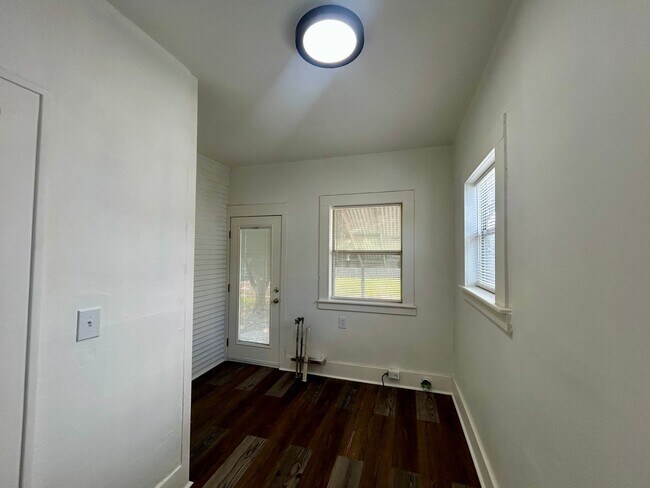 Building Photo - 1020 S Quincy Ave