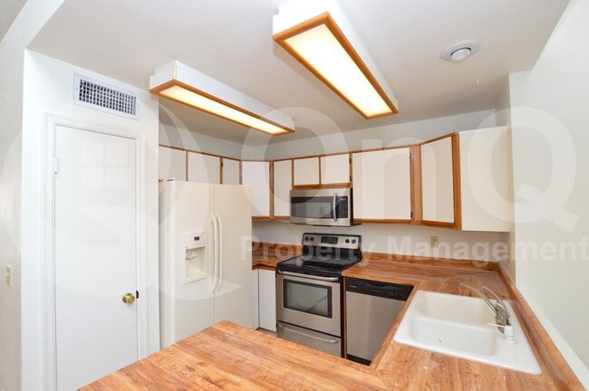 Building Photo - 1559 E Drake Dr