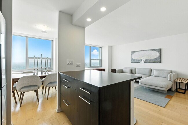 Building Photo - 1700 E 56th St