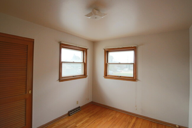 Building Photo - APPLY NOW! Cozy 2 Bedroom Lower Apartment ...