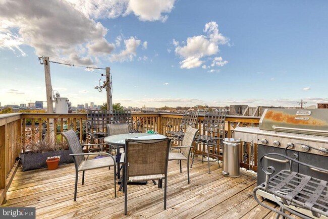 Building Photo - 800 S Curley St