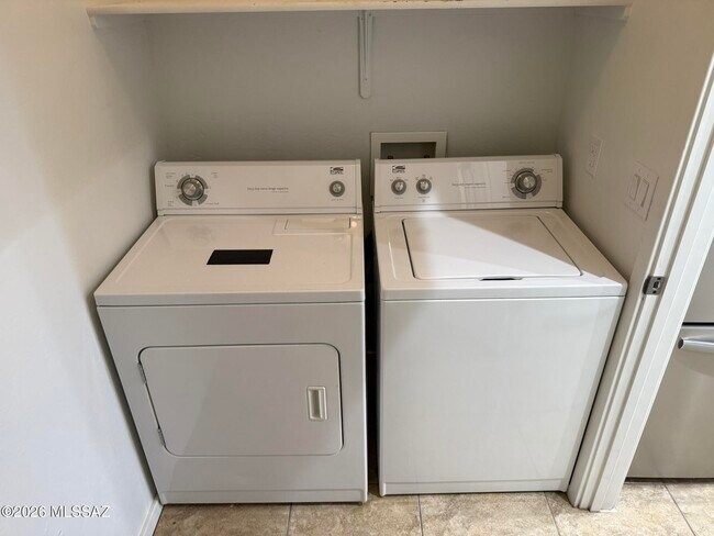 Building Photo - 2028 E River Rd