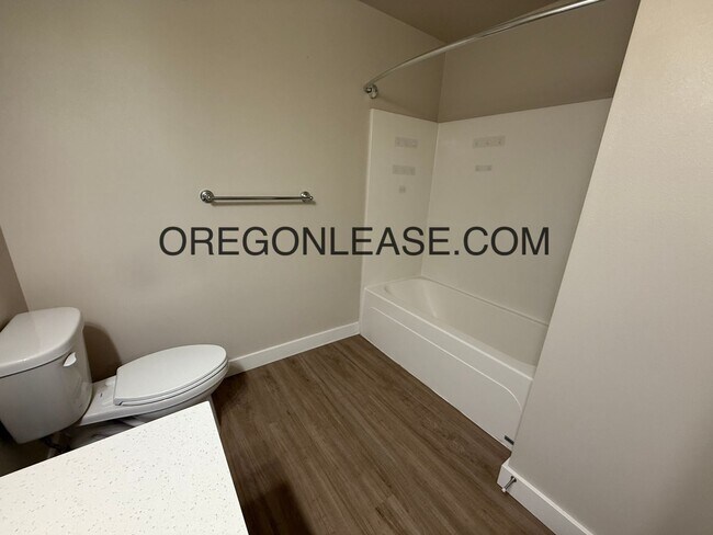 Building Photo - Newer 2-Bedroom Apartment located off Jasp...