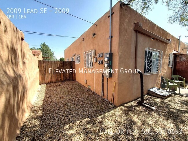 Building Photo - Super Cute, Fully Furnished! All Utilities...