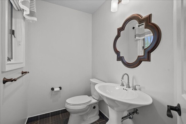 Building Photo - Spacious 4 Bedroom 4.5 Bath Rental in London Woods!