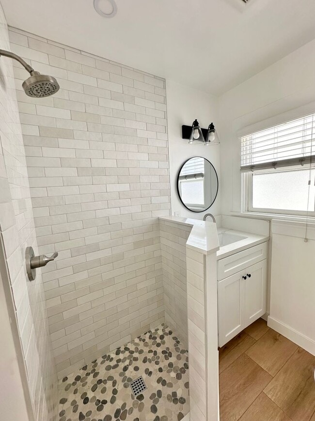 Building Photo - 006th St. Sharp