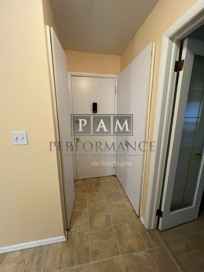 Building Photo - 8862 N Malibu Dr