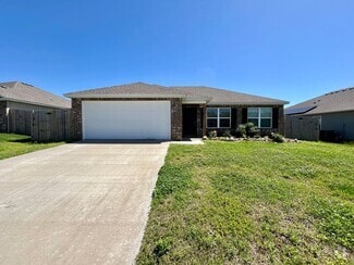 Building Photo - 1751 Forest Dr