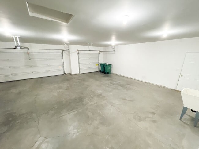 Building Photo - Spacious open floor plan in North Hills