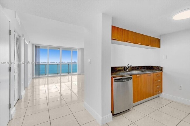 Building Photo - 1800 N Bayshore Dr