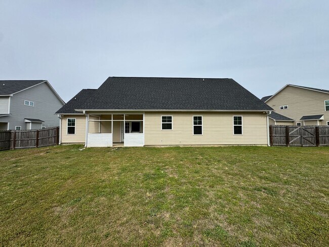 Building Photo - Spacious 4 Bed 3 Bath Home with Fenced Yard