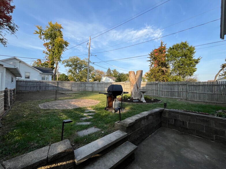 Building Photo - 1117 E Glen Ave