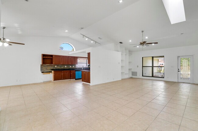 Building Photo - 14616 Autumn Ave