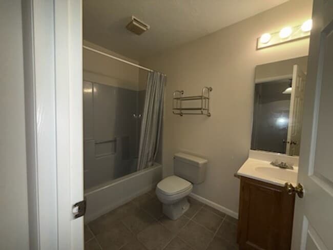 Building Photo - Single Family Townhouse with Garage