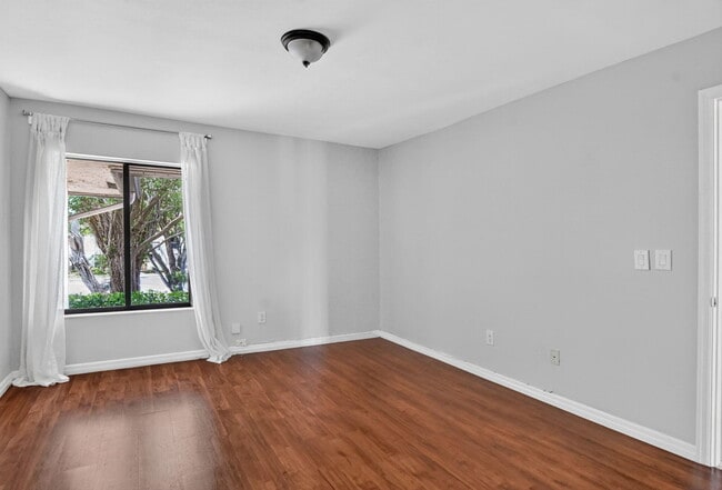 Building Photo - 301 Club Cir
