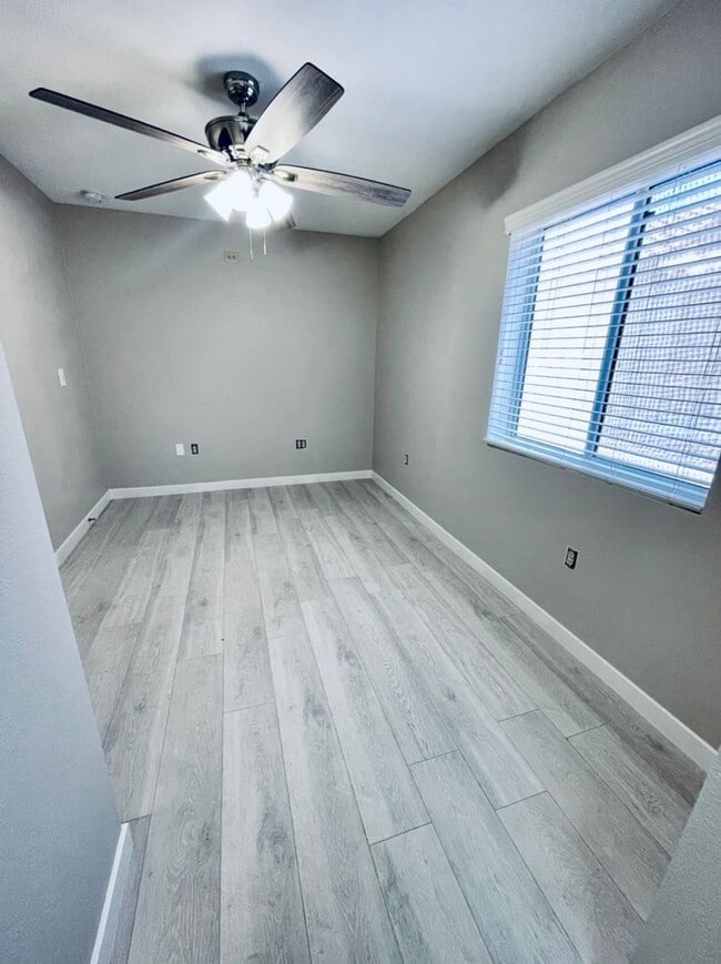 Building Photo - Very Cute 2-Bedroom/2-Bathroom + Den, Single Story Home in Sun City Summerlin! 55+