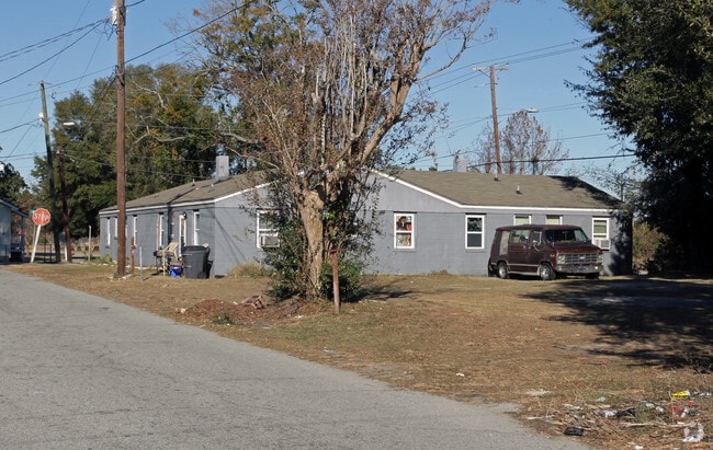 Building Photo - Colonial Apartments
