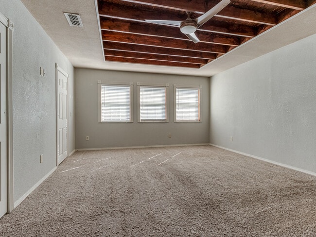 Building Photo - 1131 S Miles Ave