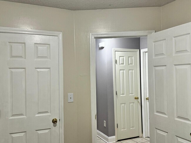 Building Photo - 4262 Apache Dr SE