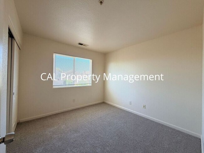 Building Photo - Stunning 5 Bed/3 Bath Home with Fireplace & 2 Car Garage