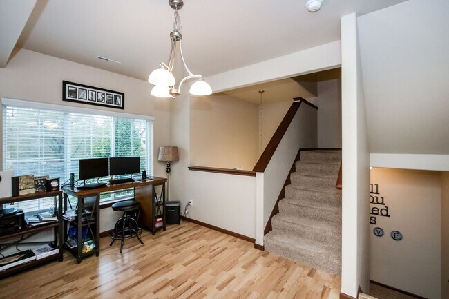 Building Photo - Luxury Iowa City townhouse close to UIHC and Kinnick