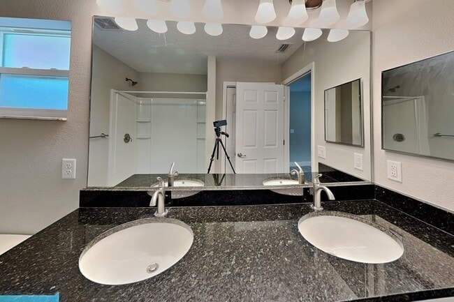 Building Photo - 7961 N Primrose Dr
