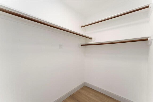 Building Photo - 14147 Hillvale Dr