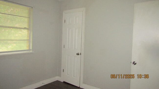 Building Photo - Lovely 3 bedroom 1 1/2 bath Pet friendly h...