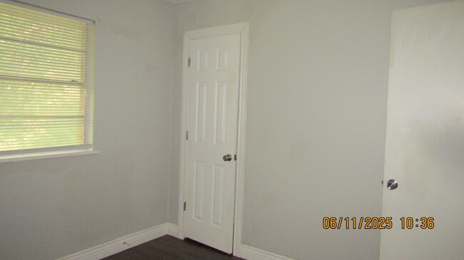Building Photo - Lovely 3 bedroom 1 1/2 bath Pet friendly home