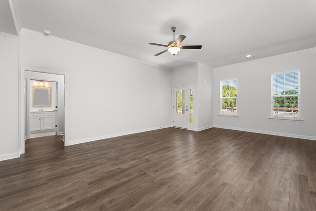 Building Photo - 833 Montclair Pt