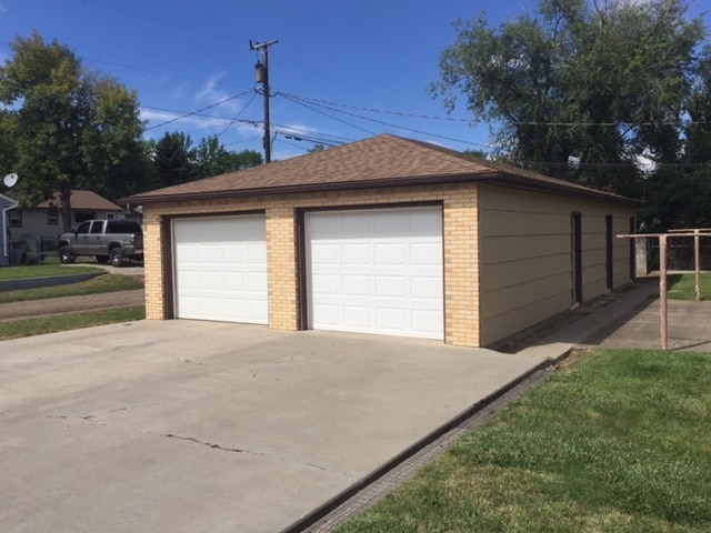 Garage with Remote - 707 12th St W