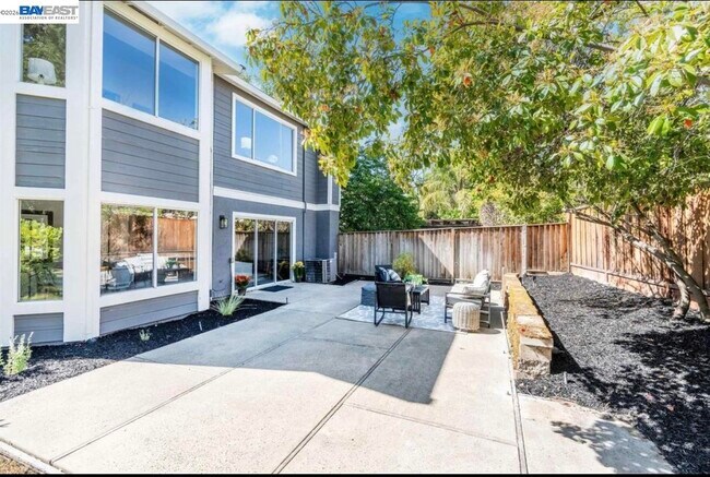Building Photo - 5 Stuart Pl