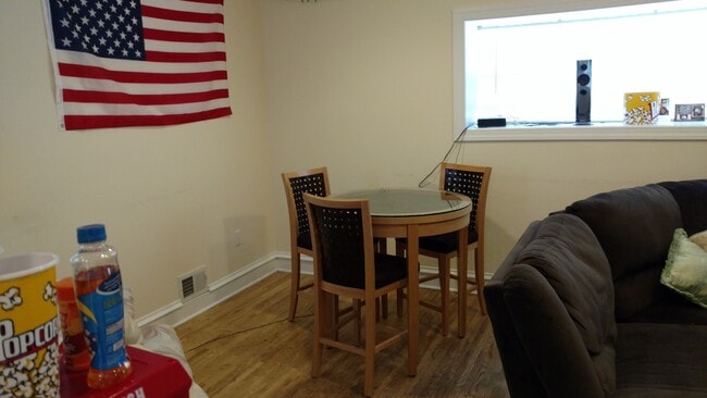 Building Photo - 4 Bedroom House in the Southside Flats!  Central Air. Washer and Dryer on Main Floor. Private Patio.