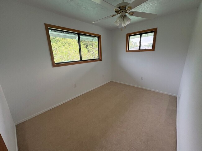 Building Photo - Beautiful 2 bedroom, 1.5 bath located in central Hilo town