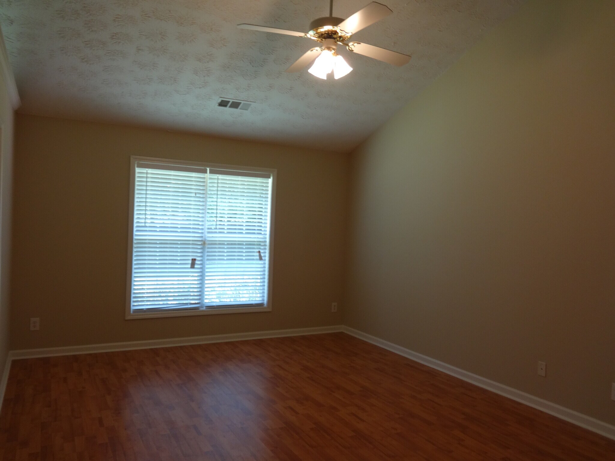 Building Photo - 2160 Laurel Pointe Ln