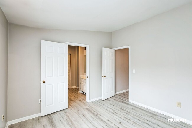 Building Photo - Charming 2BR Condo in Bellevue