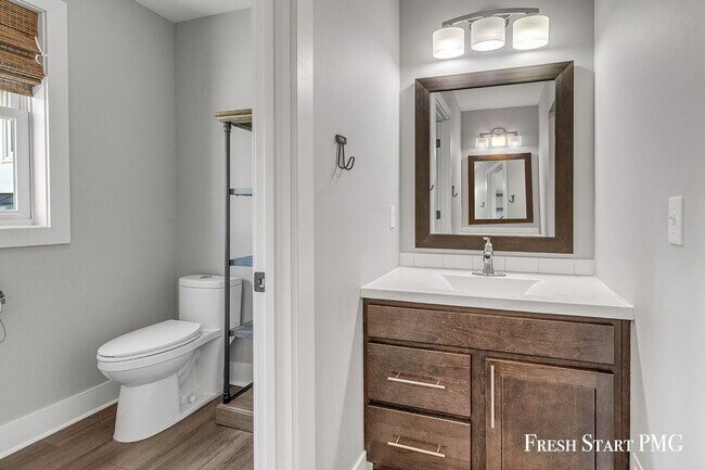 Building Photo - Spacious 6-Bedroom Retreat in Rockford with 3.5 Luxurious Baths
