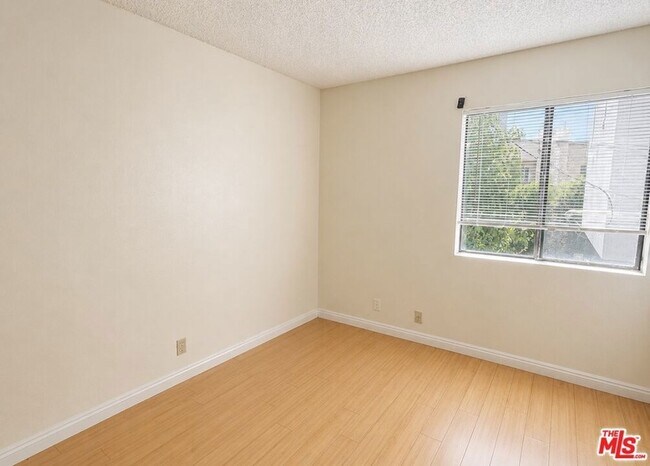 Building Photo - 13406 Moorpark St