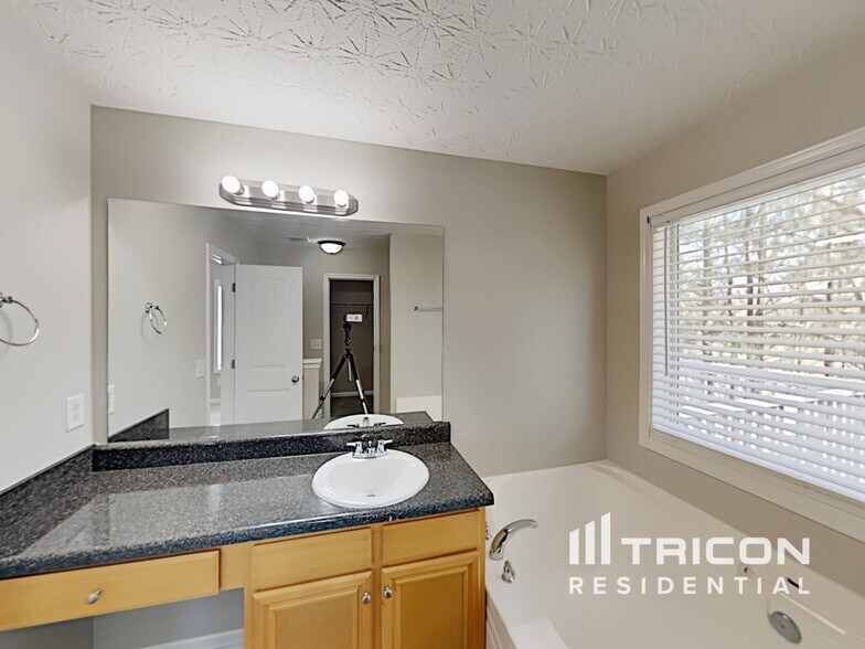 Building Photo - 7134 Creeksong Dr