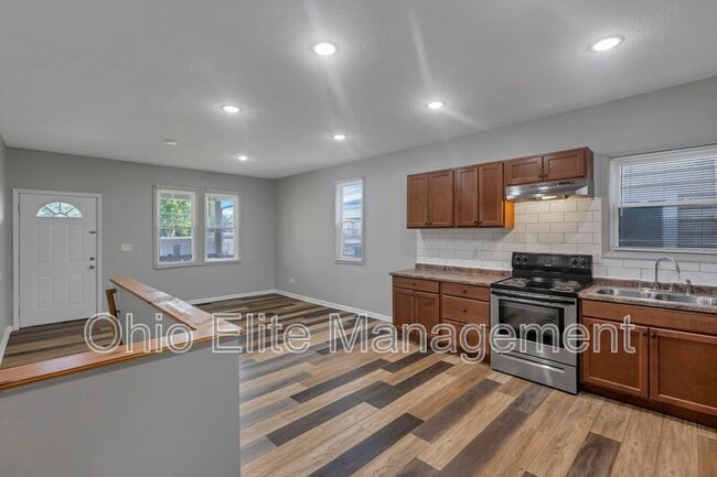 Building Photo - 2023 Sullivant Ave