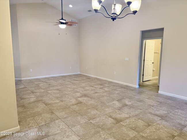 Building Photo - 590 Trymore Dr SE
