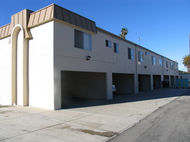 Building Photo - Mid Town Ventura 2 Bedroom 2 Bath Upstairs Corner Unit Apartment